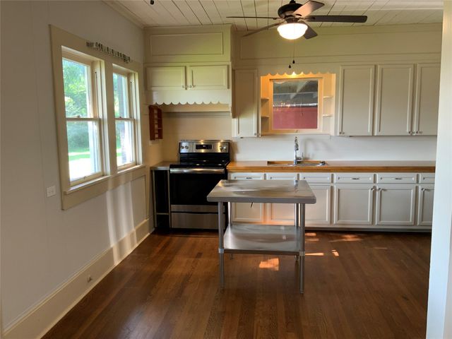 404 W Main Street, Bellville, TX 77418