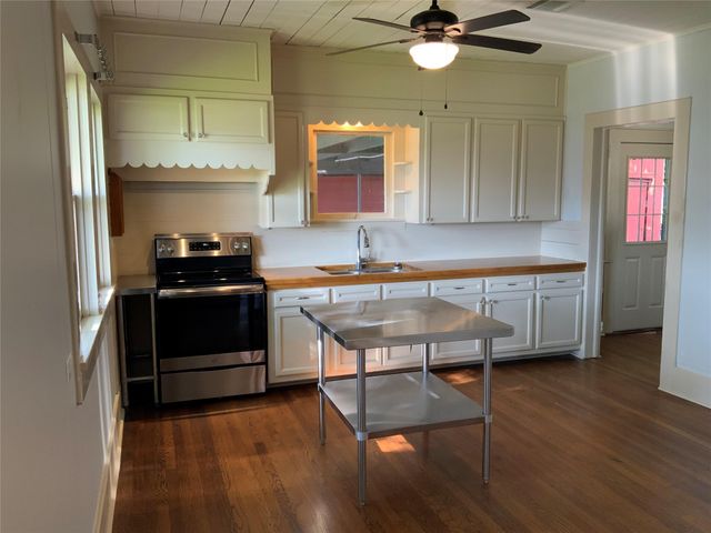 404 W Main Street, Bellville, TX 77418