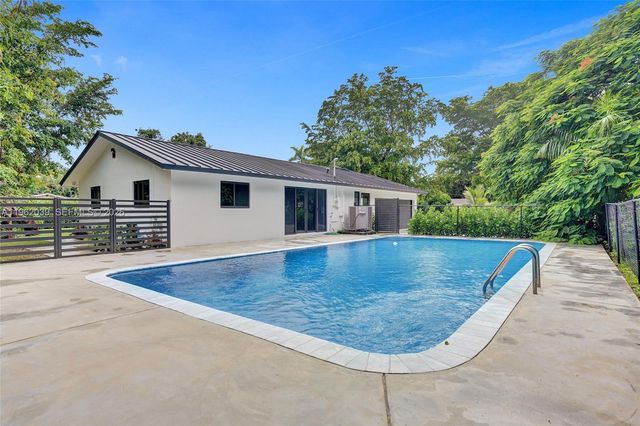 470 Petersburg Ter, Plantation, FL 33325