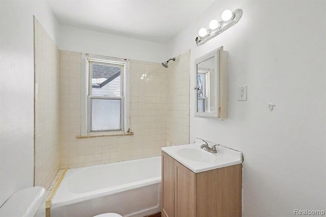 7284 Orchard Avenue, Warren, MI 48091