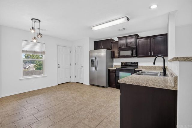 102 Riveria Cove, Benton, AR 72015
