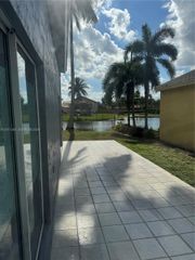 366 E Riverbend Dr, Sunrise, FL 33326