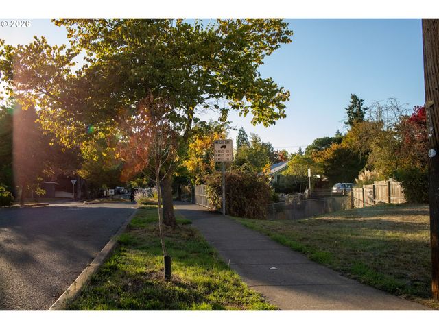 W 15th Olive Alley, Eugene, OR 97401