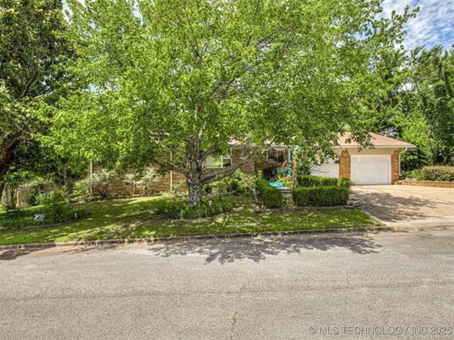 206 Lackey Drive, Eufaula, OK 74432