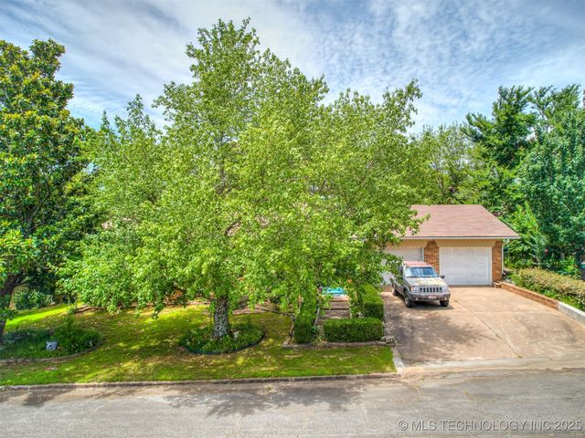 206 Lackey Drive, Eufaula, OK 74432