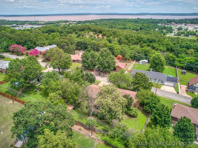 206 Lackey Drive, Eufaula, OK 74432