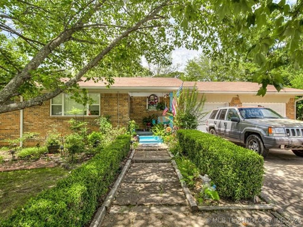 206 Lackey Drive, Eufaula, OK 74432