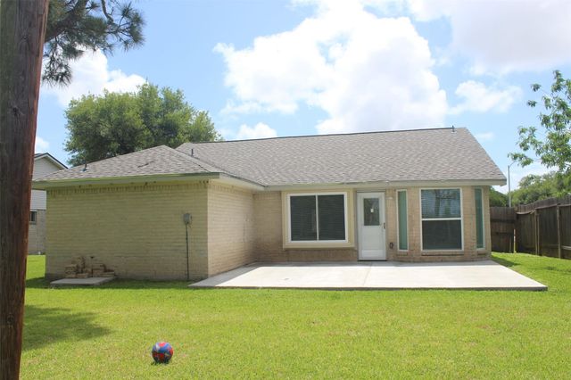 4920 Deerwood Circle, Baytown, TX 77521