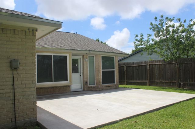 4920 Deerwood Circle, Baytown, TX 77521