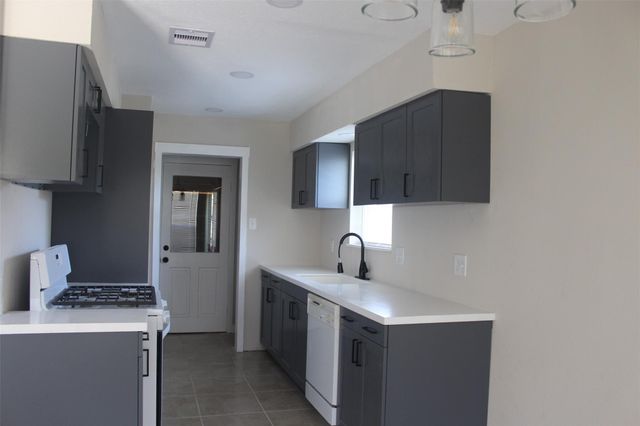4920 Deerwood Circle, Baytown, TX 77521
