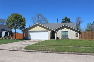 4920 Deerwood Circle, Baytown, TX 77521