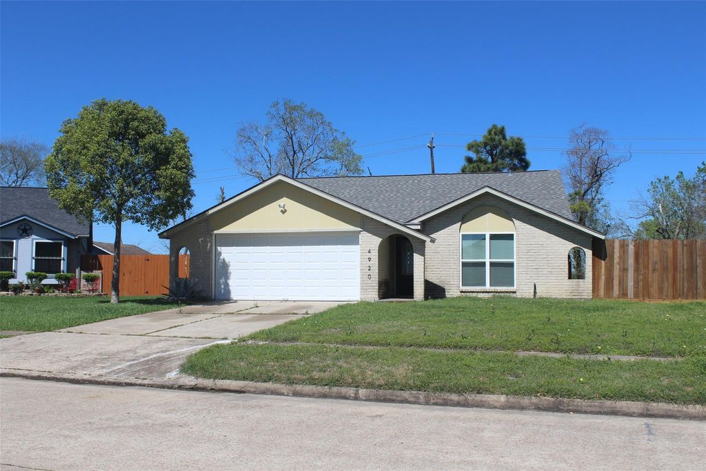 4920 Deerwood Circle, Baytown, TX 77521