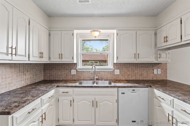 4607 Rolling Hills Drive, Bartlesville, OK 74006