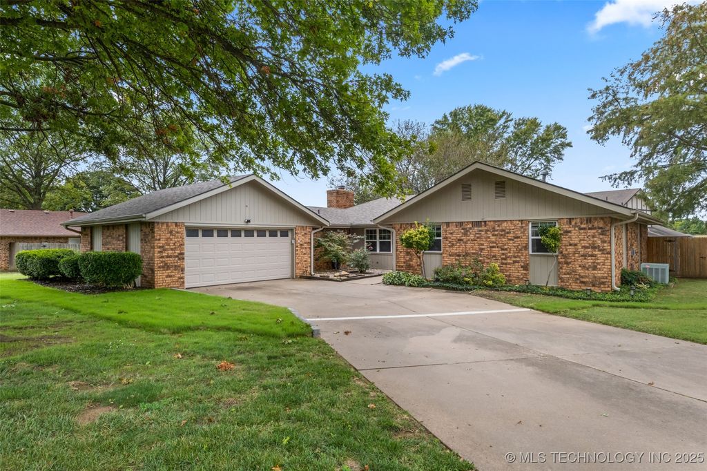 4607 Rolling Hills Drive, Bartlesville, OK 74006