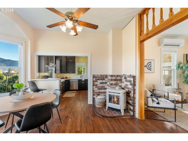 210 E SHERMAN Ave, Hood River, OR 97031