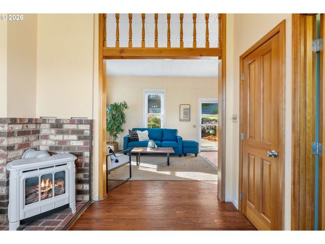 210 E SHERMAN Ave, Hood River, OR 97031