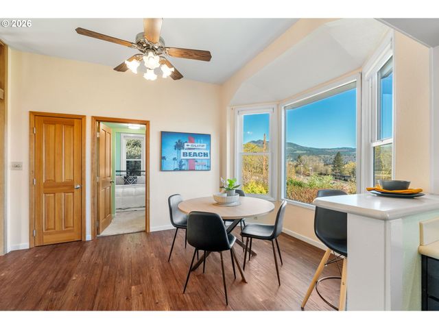 210 E SHERMAN Ave, Hood River, OR 97031