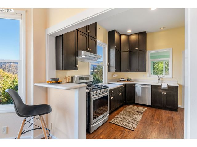 210 E SHERMAN Ave, Hood River, OR 97031