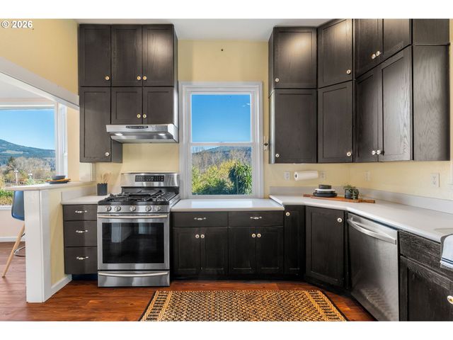 210 E SHERMAN Ave, Hood River, OR 97031