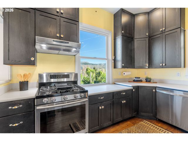 210 E SHERMAN Ave, Hood River, OR 97031