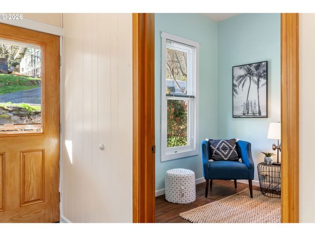 210 E SHERMAN Ave, Hood River, OR 97031