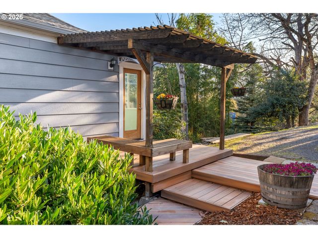 210 E SHERMAN Ave, Hood River, OR 97031