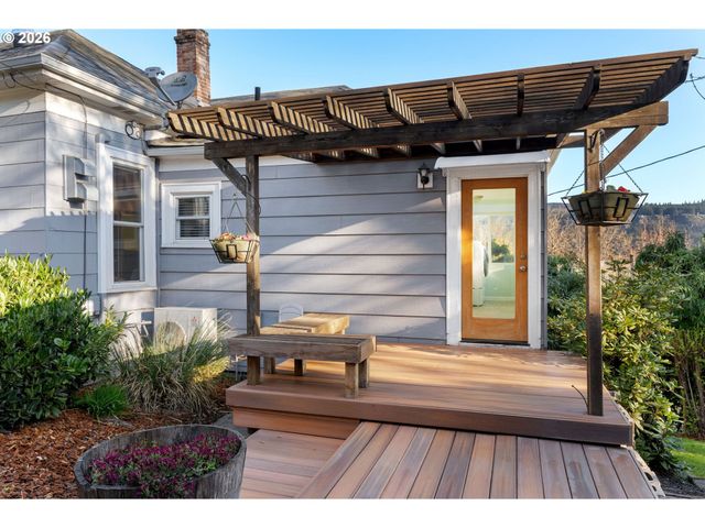 210 E SHERMAN Ave, Hood River, OR 97031