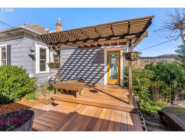 210 E SHERMAN Ave, Hood River, OR 97031