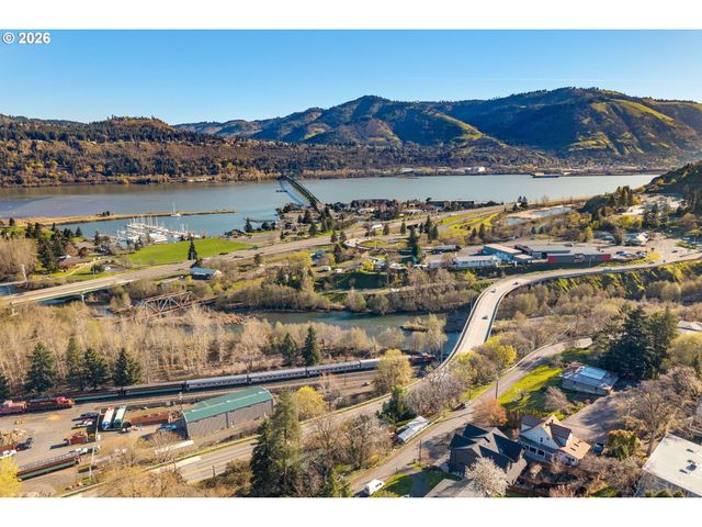 210 E SHERMAN Ave, Hood River, OR 97031