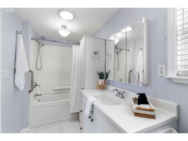 210 E SHERMAN Ave, Hood River, OR 97031