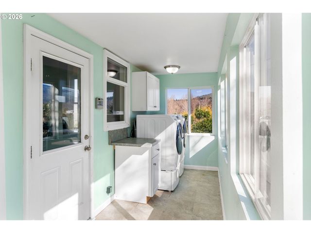 210 E SHERMAN Ave, Hood River, OR 97031