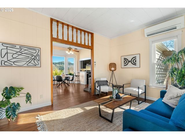 210 E SHERMAN Ave, Hood River, OR 97031