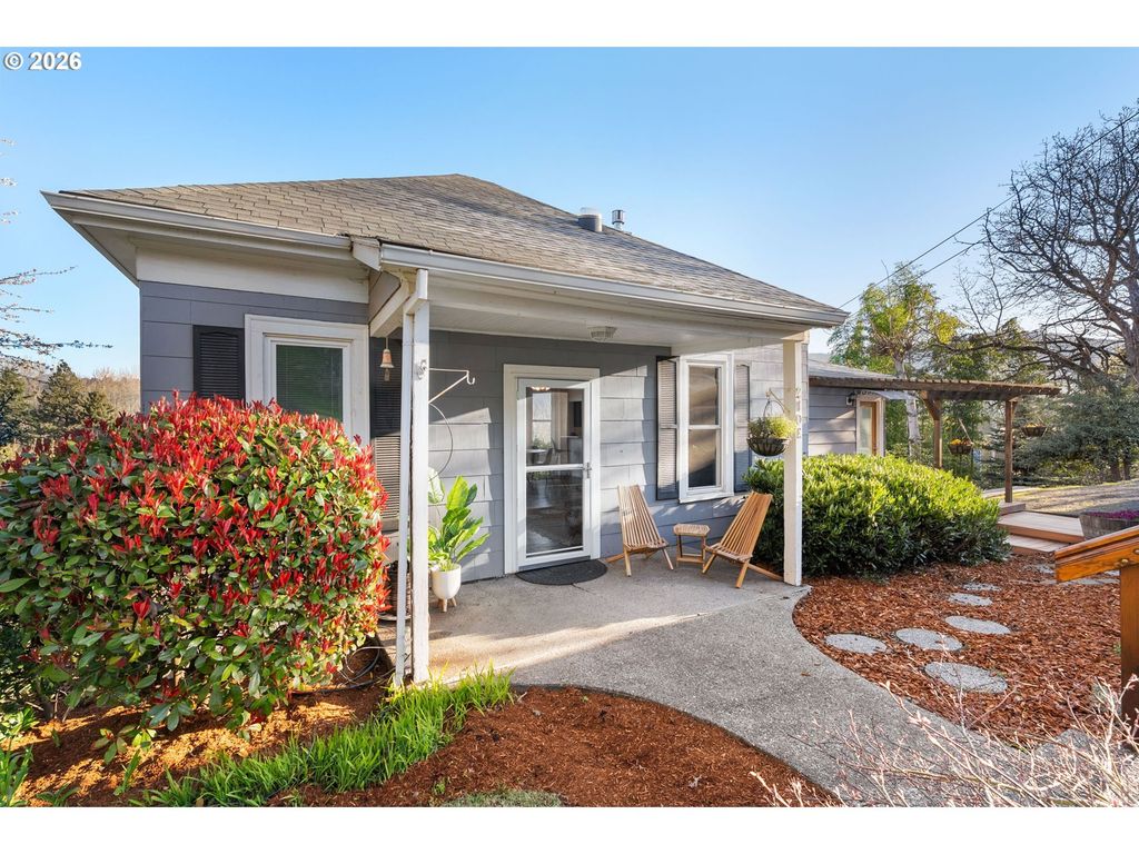 210 E SHERMAN Ave, Hood River, OR 97031