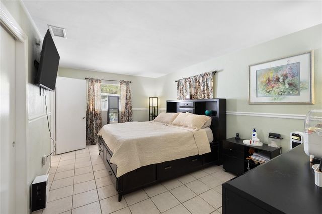 1930 74TH AVENUE N, St Petersburg, FL 33702