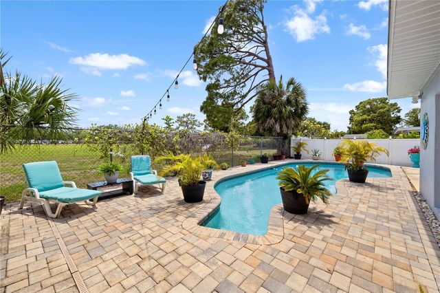 1930 74TH AVENUE N, St Petersburg, FL 33702