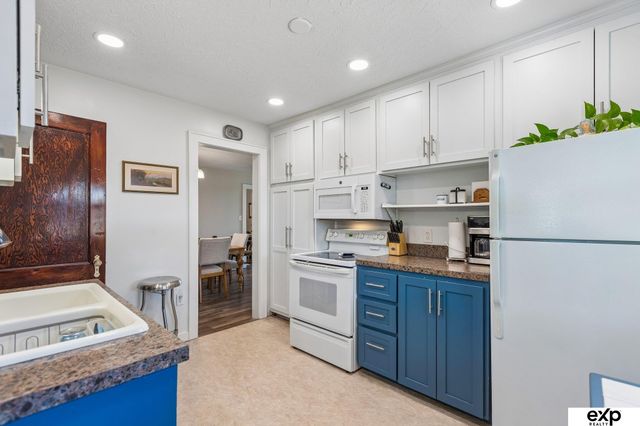 8830 Lake Street, Omaha, NE 68134