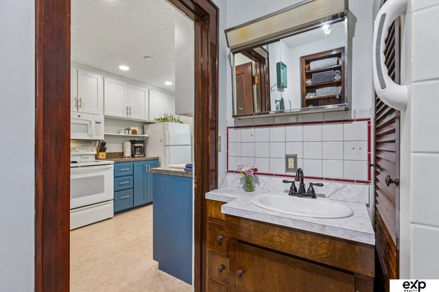 8830 Lake Street, Omaha, NE 68134