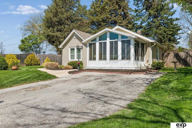 8830 Lake Street, Omaha, NE 68134