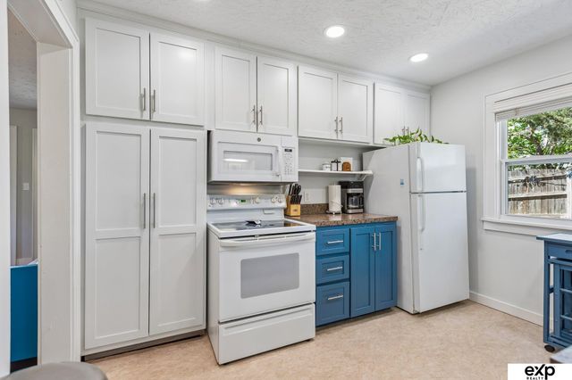 8830 Lake Street, Omaha, NE 68134