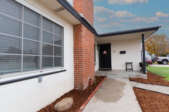 4860 E Amherst Avenue, Fresno, CA 93703