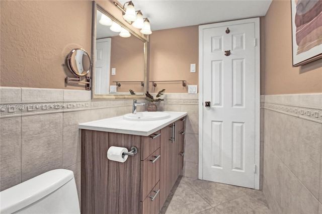 800 Parkview Dr 821, Hallandale Beach, FL 33009