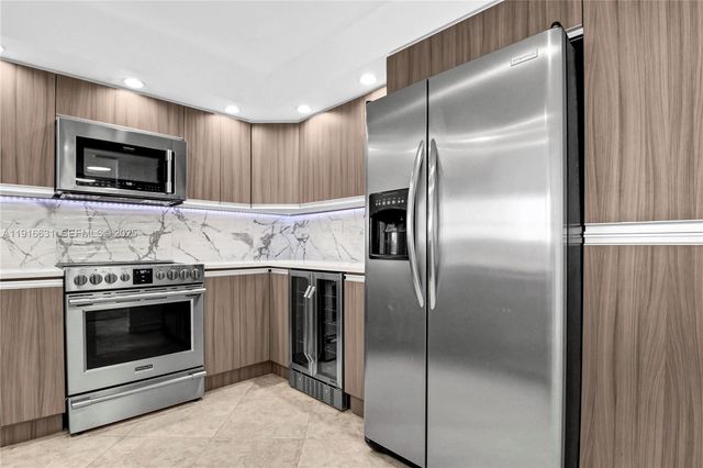 800 Parkview Dr 821, Hallandale Beach, FL 33009