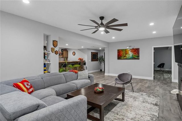 8112 NW 90th Street, Kansas City, MO 64153