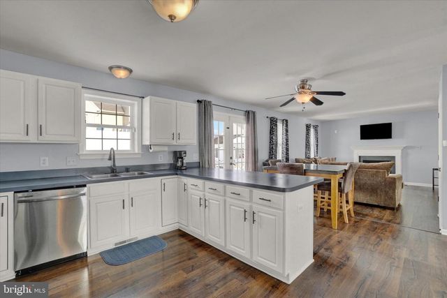 16 ROCKDALE DR, Seven Valleys, PA 17360