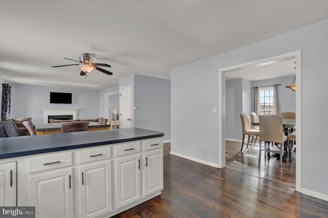 16 ROCKDALE DR, Seven Valleys, PA 17360