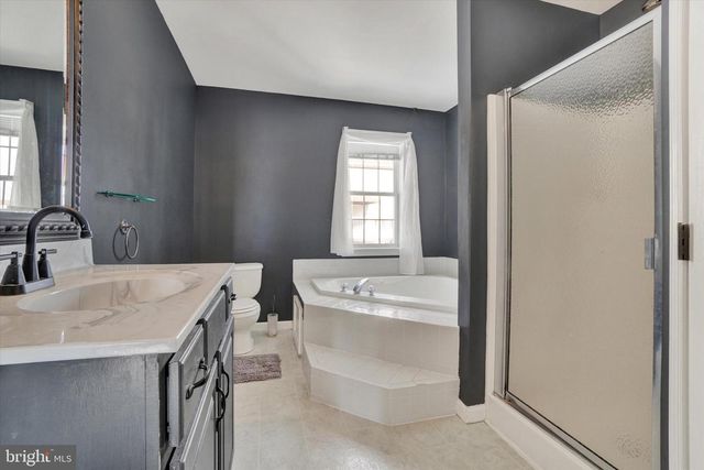 16 ROCKDALE DR, Seven Valleys, PA 17360