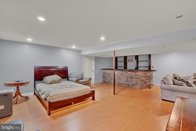 16 ROCKDALE DR, Seven Valleys, PA 17360