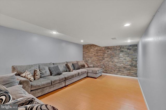 16 ROCKDALE DR, Seven Valleys, PA 17360