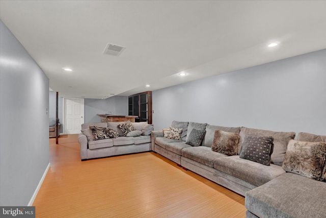 16 ROCKDALE DR, Seven Valleys, PA 17360