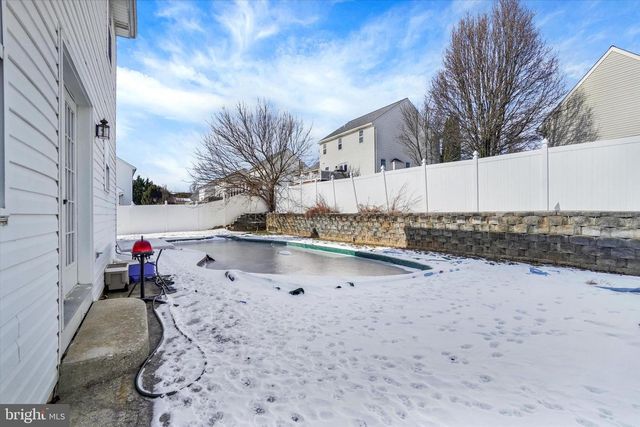 16 ROCKDALE DR, Seven Valleys, PA 17360